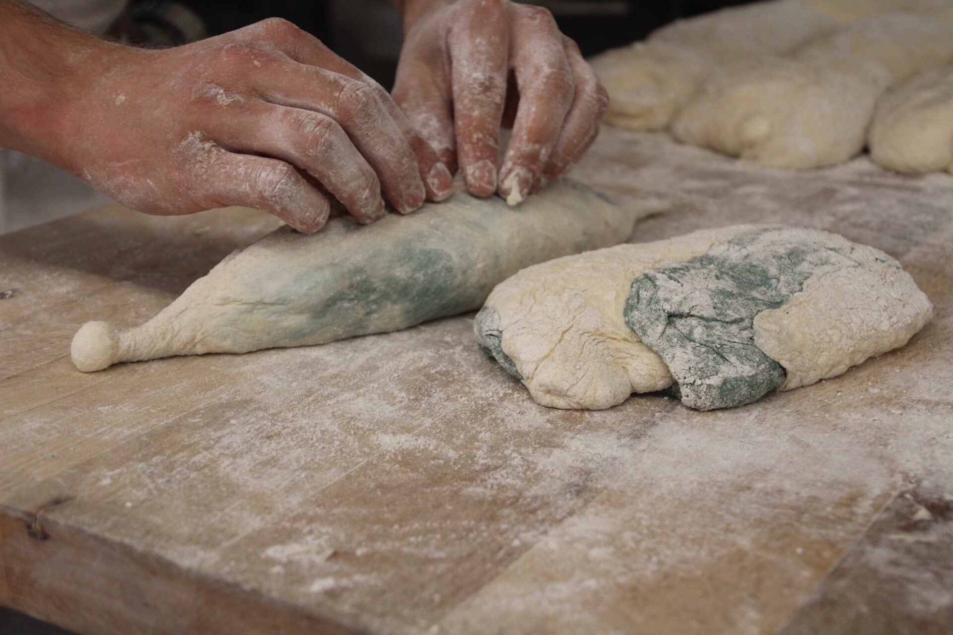 Frisch gebackenes Algenbaguette aus dem Ofen der Bäckerei Behrens