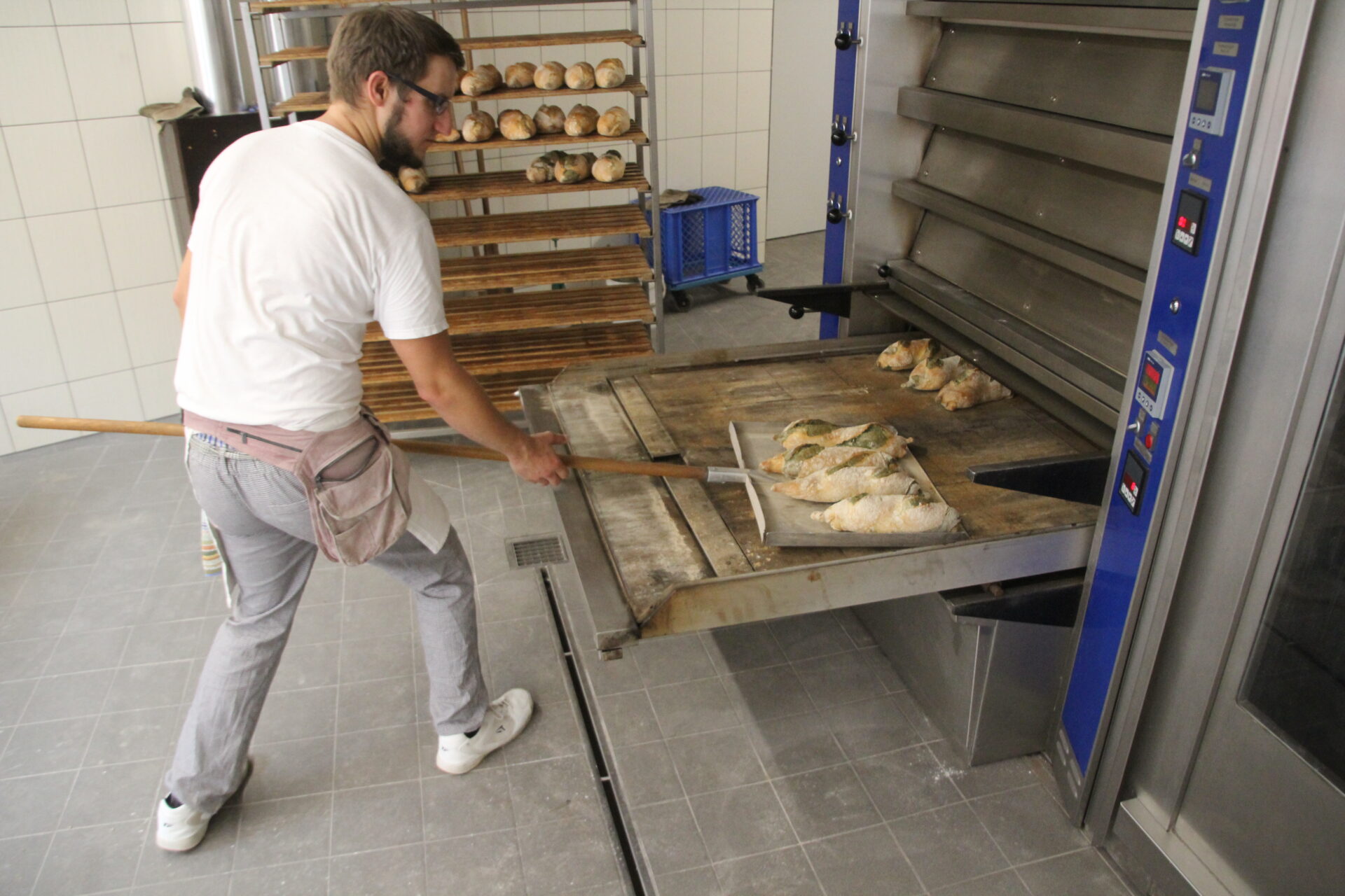Baguette wird in den Ofen geschoben