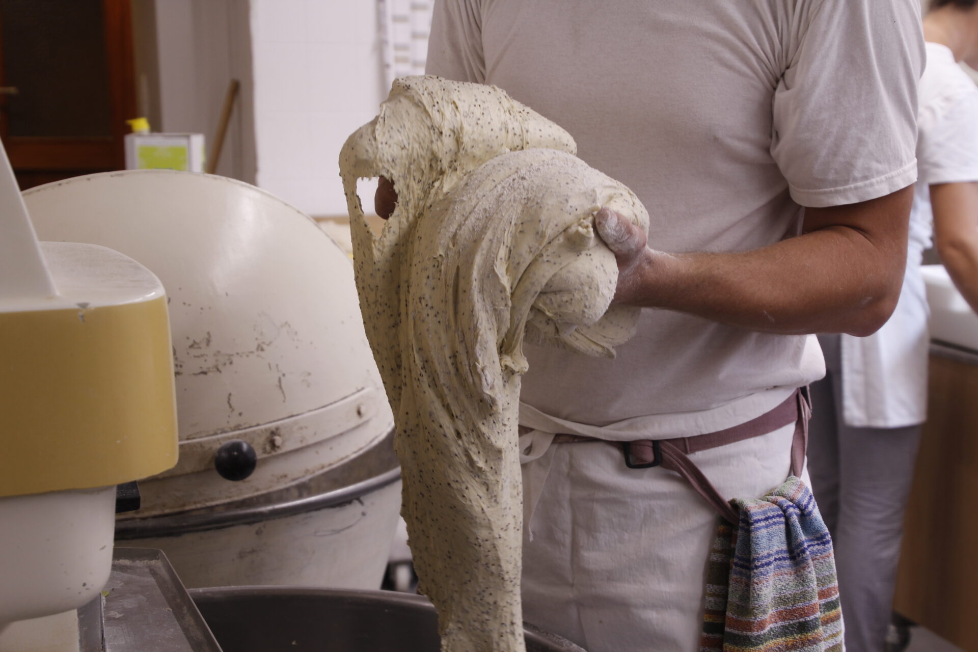 Teig in der Knetmaschine, Backstube der Bäckerei Behrens