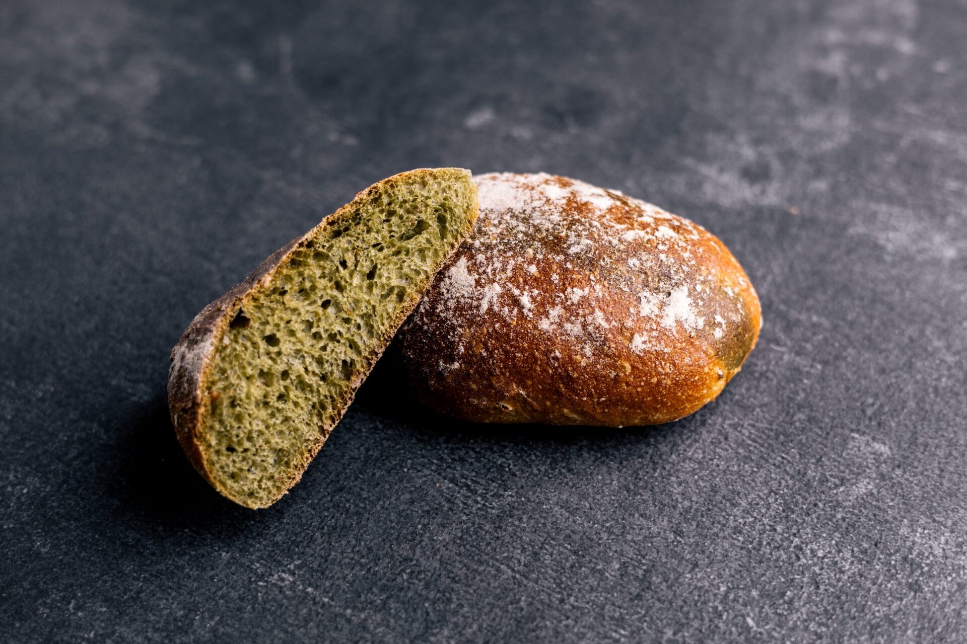Dinkel-Algenbrötchen der Bäckerei Behrens
