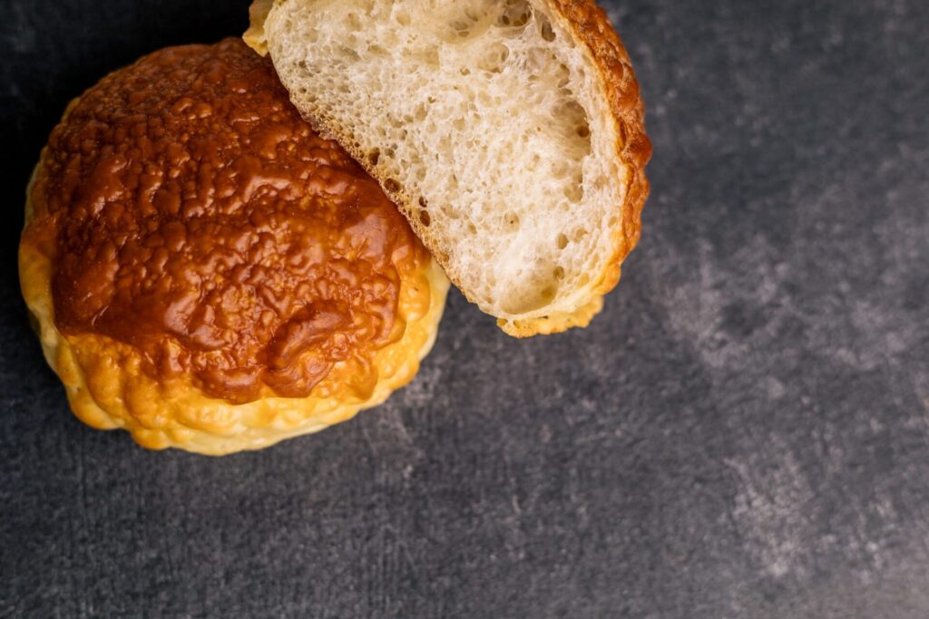 Käsebrötchen der Bäckerei Behrens mit Käseauflage