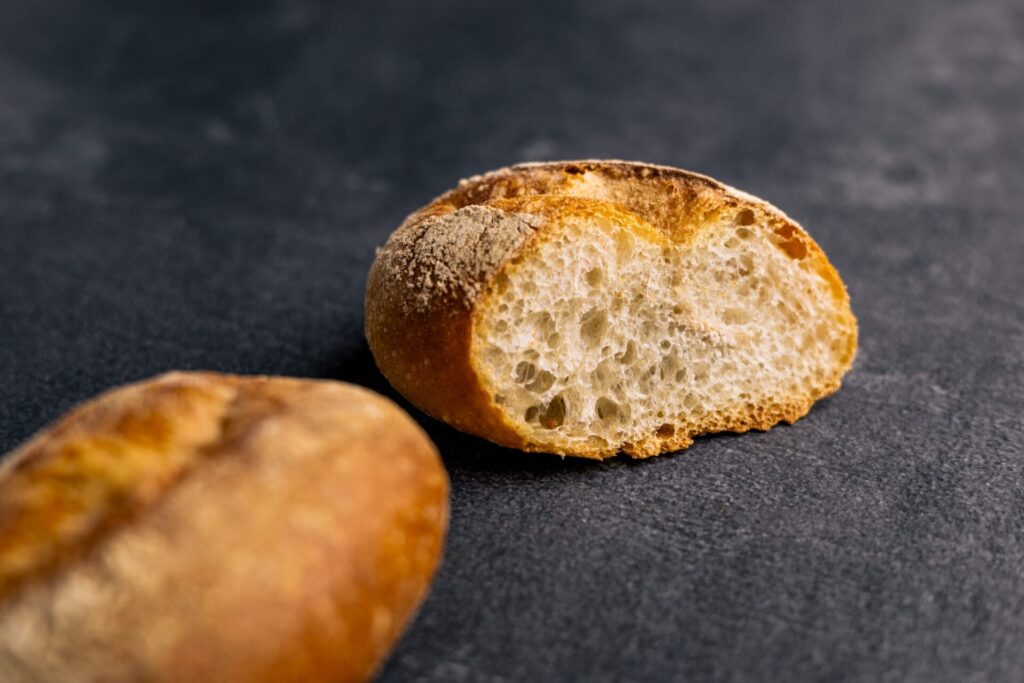 Knüppel der Bäckerei Behrens, längliches Weißmehlbrötchen