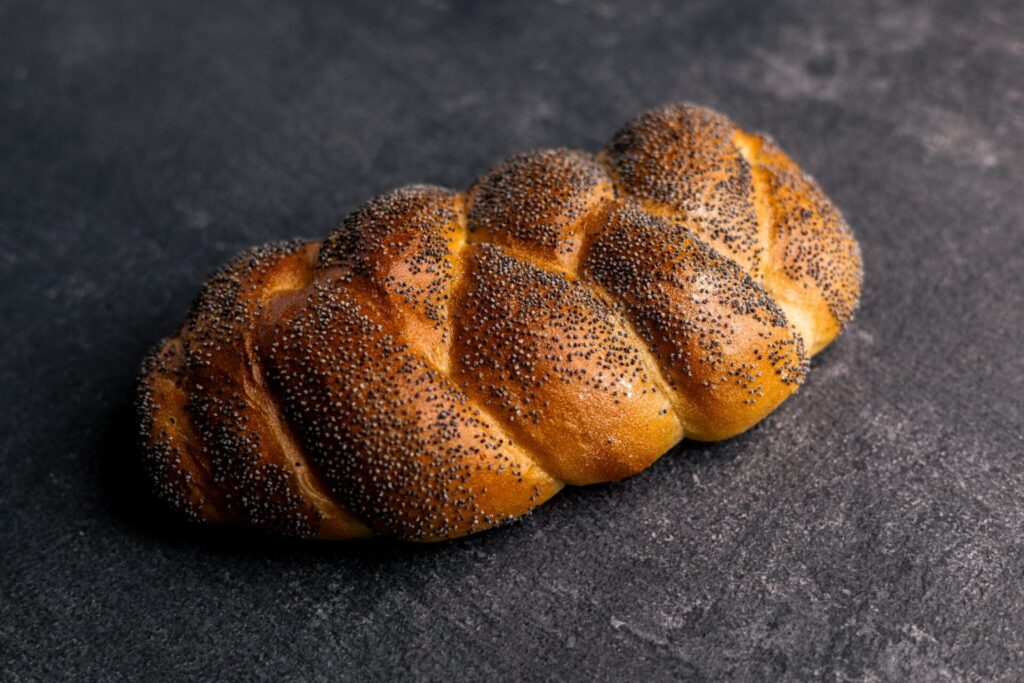 Mohnzopf der Bäckerei Behrens, geflochtener Hefezopf mit Mohnfüllung