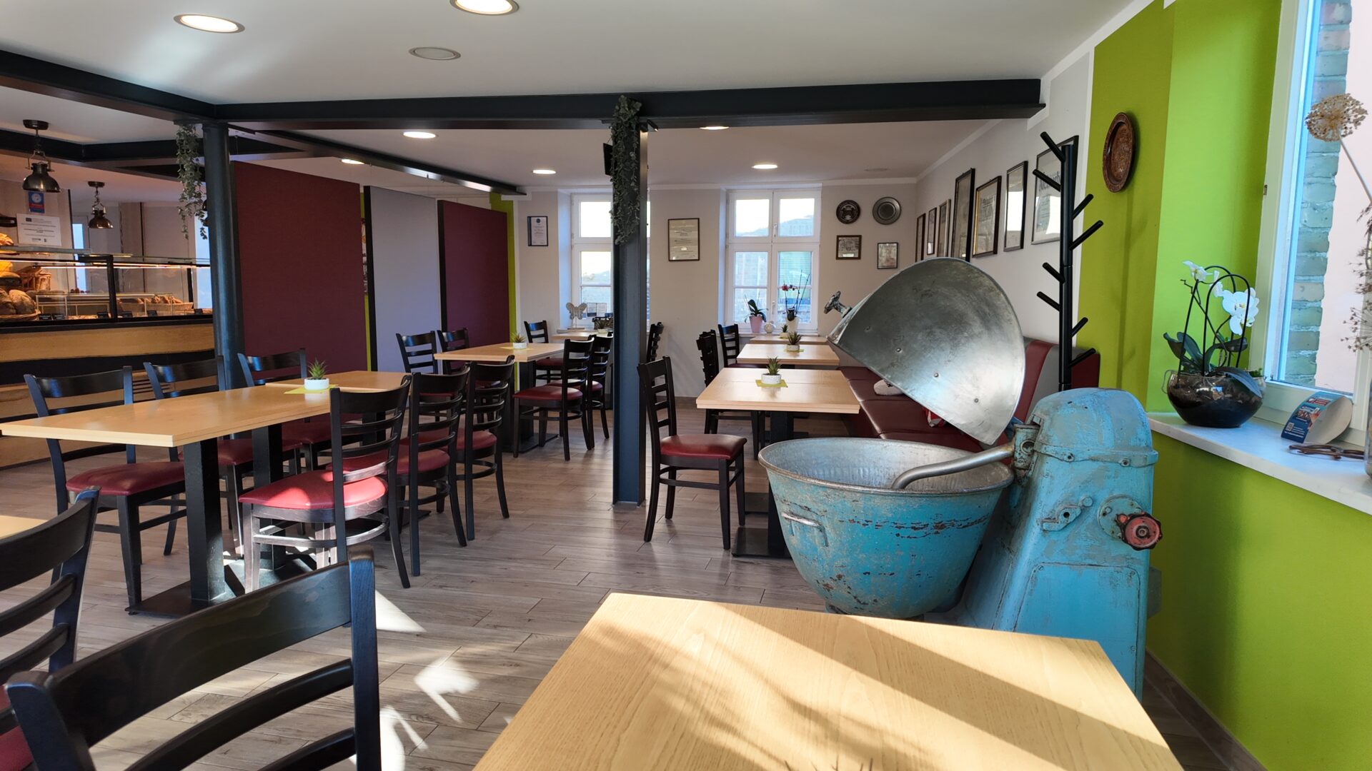 Blick in den Verkaufsraum der Bäckerei Behrens mit Theke und Konditorei-Auslage