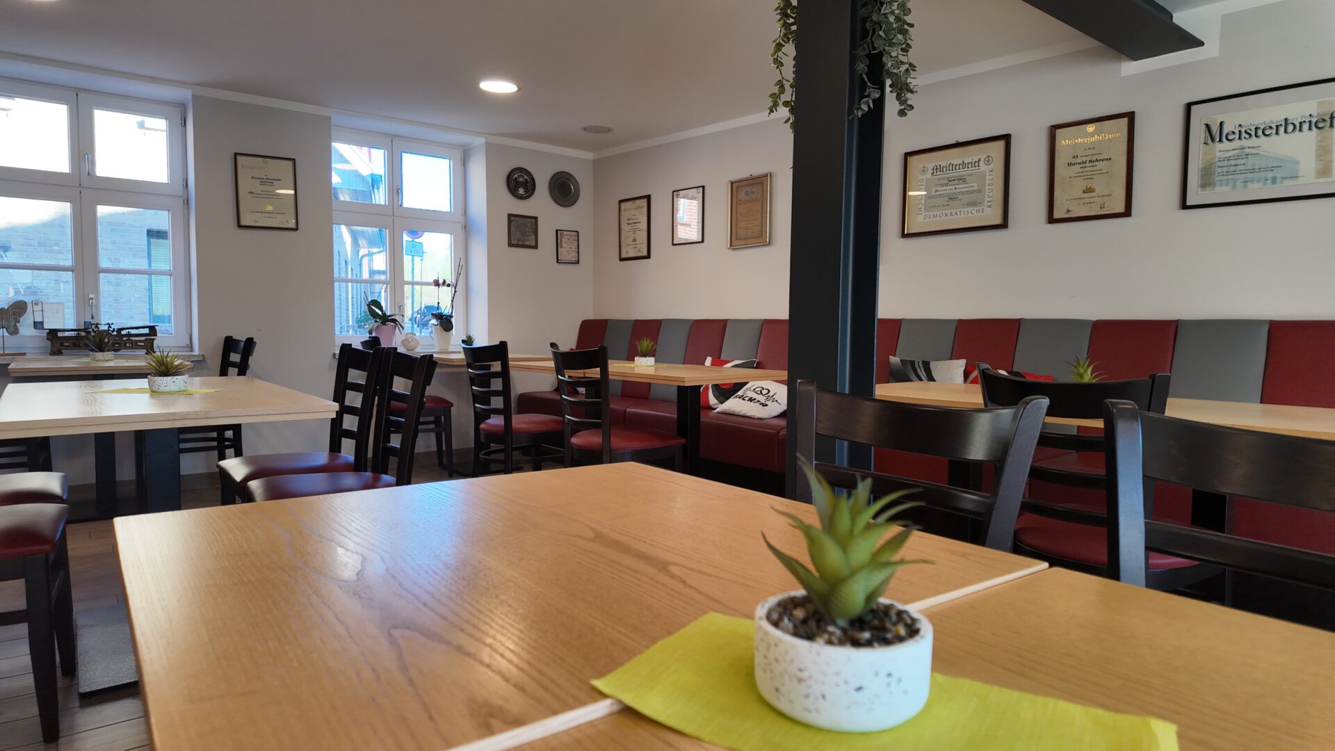 Kaffee und Kuchen im Café der Bäckerei Behrens