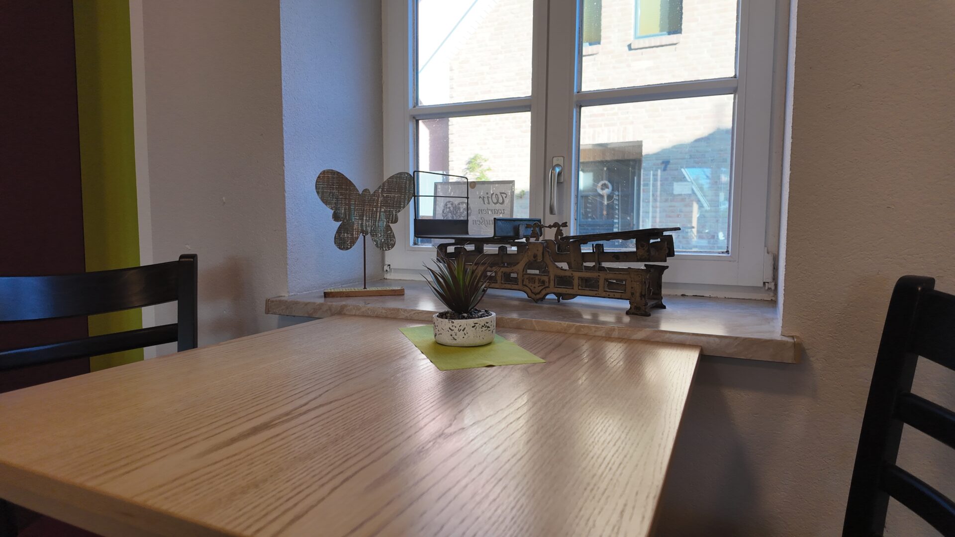Außenansicht der Bäckerei Behrens mit Terrasse an der Elde in Plau am See