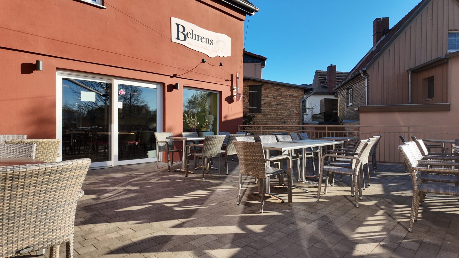 Sonnige Terrasse der Bäckerei Behrens – Snacks für Radtouristen und Hafenbesucher