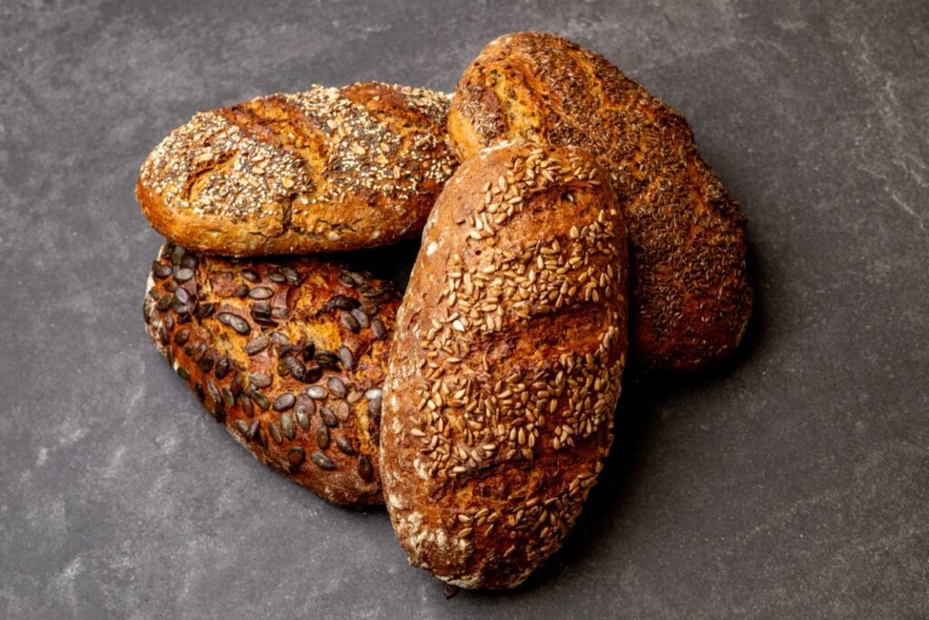 Verschiedene Körnerbrote der Bäckerei Behrens