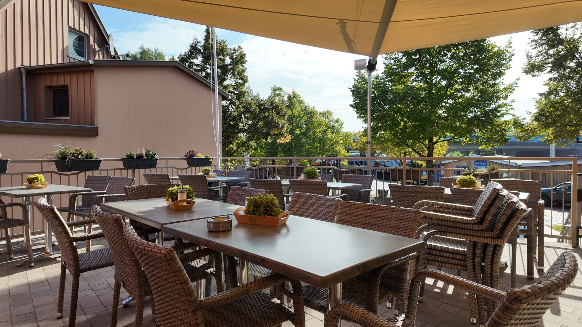 Café-Terrasse im Sonnenlicht mit Blick auf die Elde